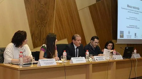 Rebeca Sanz (Fundación Personas), Alicia Mateos (Aspace), Carlos Moriyón, decano de Educación y Trabajo Social, Rafael de la Puente (Asuntos Sociales de la UVA) y Sara Pérez, estudiante. 