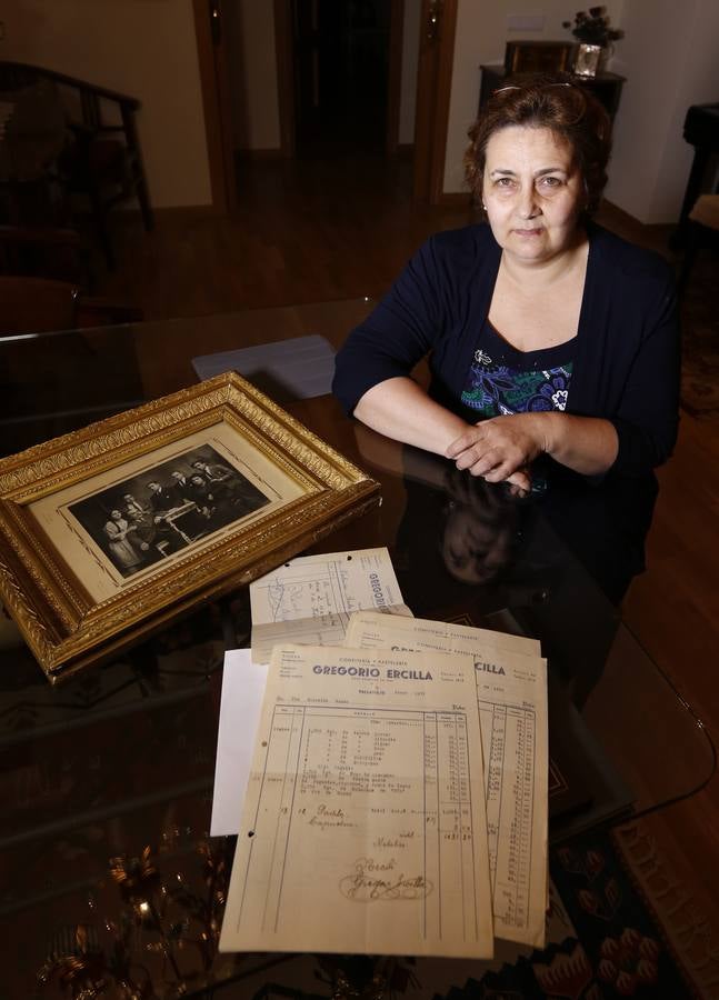 Pilar Ercilla, con los recibos hallados en Internet y que correspondieron a su abuelo.