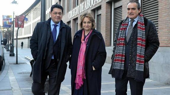 Javier Martín, Silvia Ortega e Ignacio Segoviano se dirigen al salón de actos de los colegios de Abogados y Procuradores, sede de los debates.