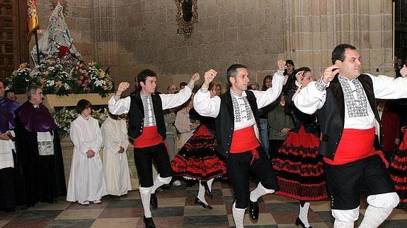 El Grupo de Danzas Emperador Teodosio baila ante la Virgen de la Fuencisla.