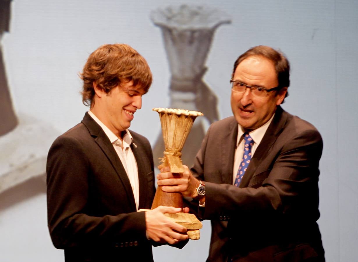 Óscar Husillos recibe el premio del alcalde de Palencia.