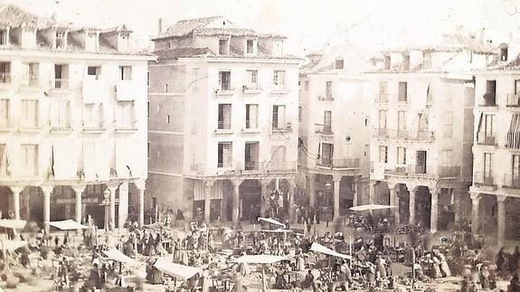 Mercado en la Plaza Mayor en el año 1865.