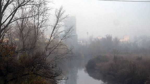 La capital vallisoletana amaneció hoy cubierta por la niebla