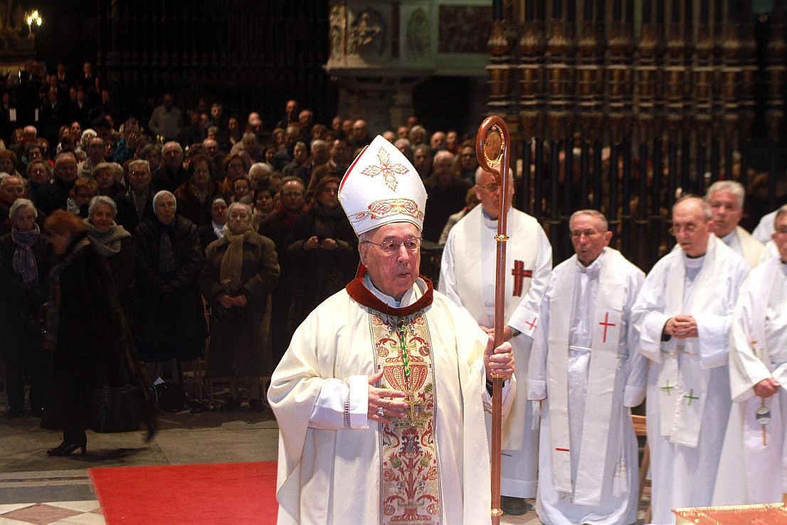 El obispo emérito de Segovia, Ángel Rubio, se dirige al altar mayor de la Catedral para presidir su misa de despedida.