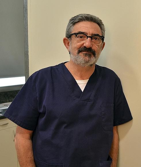 El doctor Santaolaya, en el despacho de la clínica FIV Recoletos. 