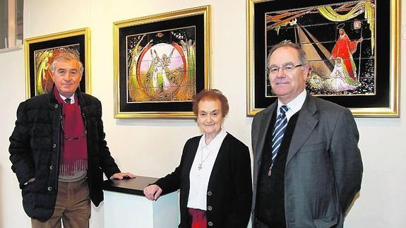 Miguel Ruiz Ausín, director de la Fundación San Bernabé; Mari Cruz Báscones y José Luis Calvo, delegado diocesano de Patrimonio, de izquierda a derecha, posan este viernes ante algunas obras. 