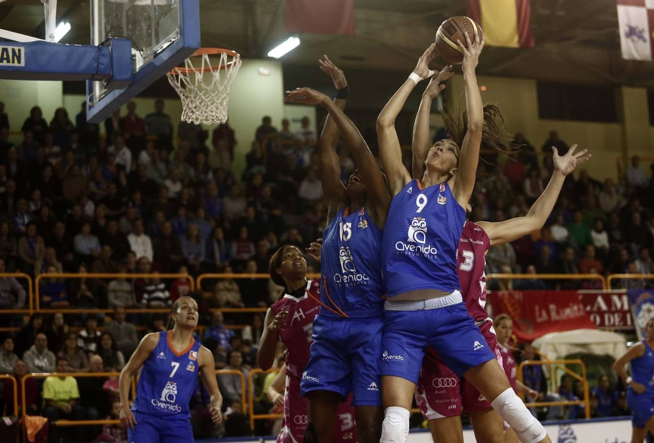 Rezan, de Avenida, captura un rebote ante varias jugadoras de Conquero y su compañera Robinson.