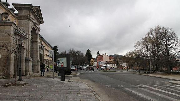 Vista parcial de todo el sector que comprende el ámbito de actuación del contrato de Larcovi, con la Puerta de la Reina como monumento central, a la izquierda.