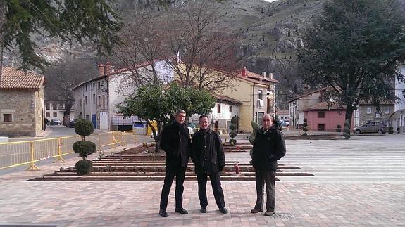 Juan Jesús Blanco, Gonzalo Pérez y José María Hernández posan en la recién estrenada plaza. 