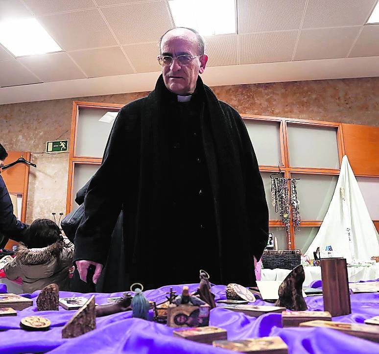 Carlos López,durante su visita ayer al rastrillo de Navidad. 