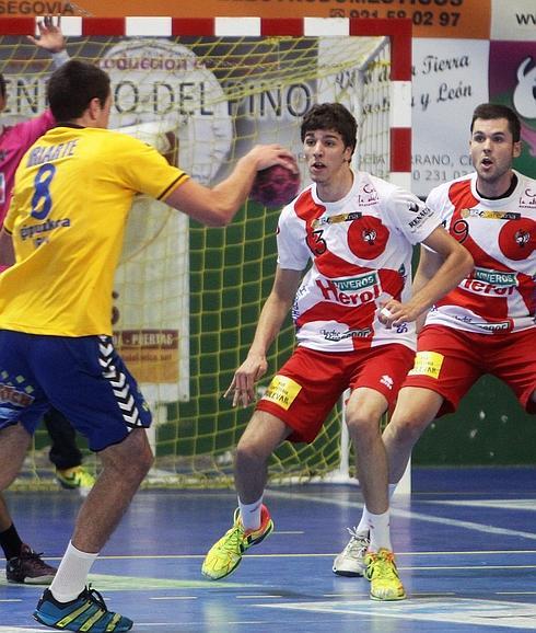 David Fernández (de frente), durante un partido de esta temporada. 