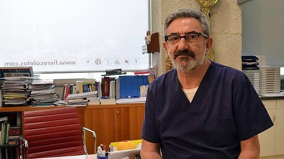 El doctor Santaolaya, en el despacho de la clínica FIV Recoletos. 