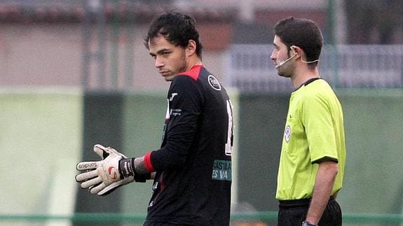 Pablo, antes de saltar al campo tras la expulsión de Facundo. 