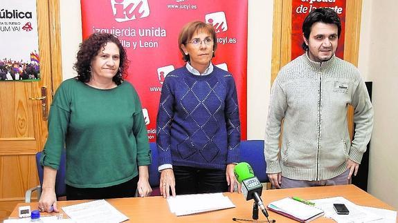 Los dirigentes de IU Ana Molina e Iván Fradejas y María González (centro), de la Memoria Histórica.
