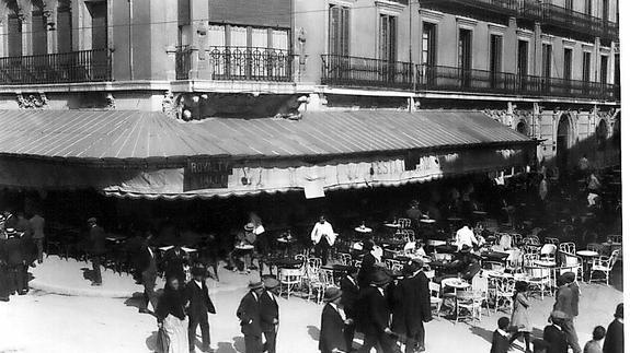 Terraza del Café Royalty, en la esquina de Santiago con Claudio Moyano. 