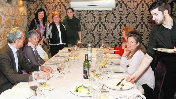 Comida de Navidad y despedida por la jubilación de una trabajadora de Sacyl celebrada en el restaurante La Traserilla.