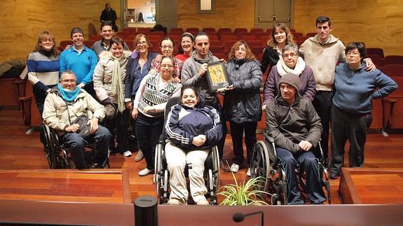Miembros de Adisil y representantes municipales, tras recoger el premio. El Norte