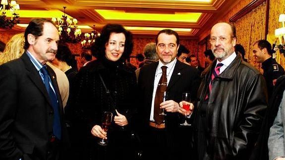 Mariano Parellada, la concejala Mercedes Cantalapiedra, el alcalde de Valladolid, Javier León de la Riva, y José Manuel Navas durante la celebración del 25 aniversario de Pingüinos en 2006.