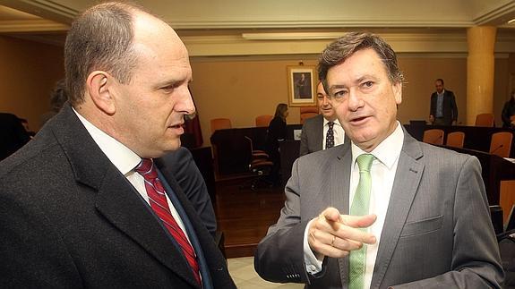 Vázquez (derecha), junto a Aceves antes de comenzar el Pleno. 