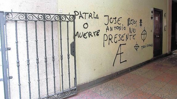 Pintadas aparecidas el pasado lunes en la sede de Izquierda Unida en Palencia. 