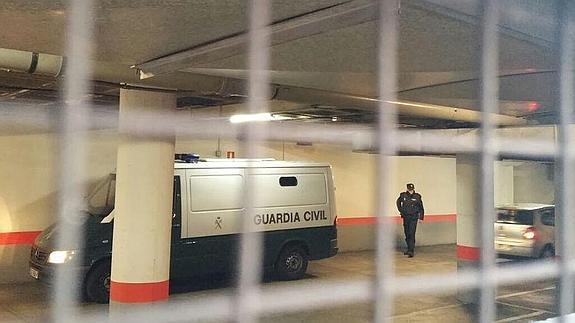 el furgón que ha trasladado a Montserrat y Triana, a su llegada a los juzgados.