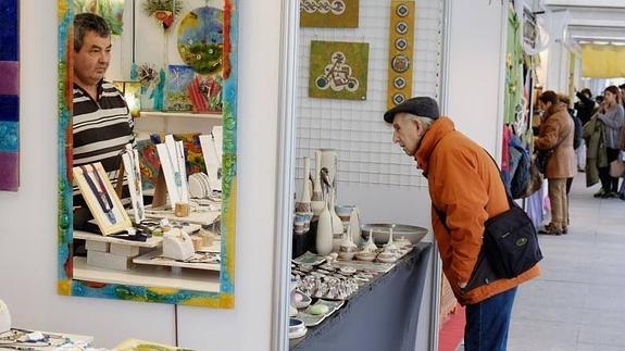 Un viandante observa uno de los puestos. 