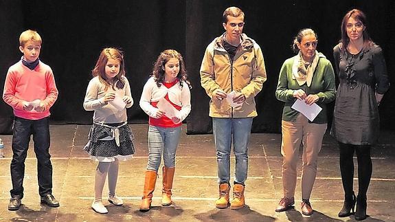 Algunos de los premiados durante la entrega de premios de los concursos navideños de Alba. 