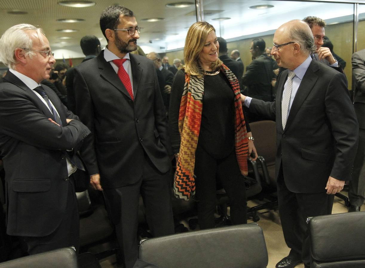 La consejera de Hacienda de la Junta, Pilar del Olmo, saluda al ministro de Hacienda y Administraciones Públicas, Cristobal Montoro, al comienzo de la reunión del Consejo de Política Fiscal y Financiera.