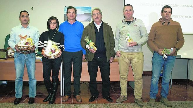 El presidente de la Cooperativa Reina Kilama, Santiago Canete, con las personas premiadas en la campaña 2014. 