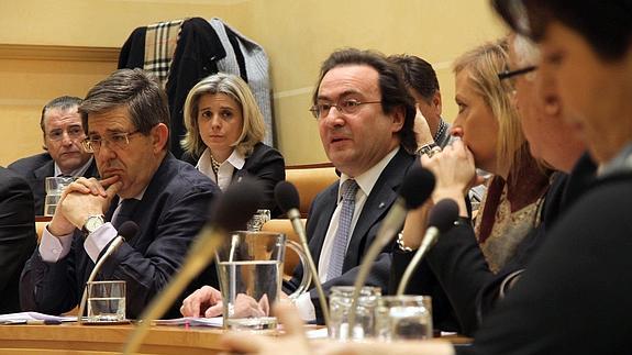 Juan Antonio Folgado, en el centro, durante una intervención en un pleno. 