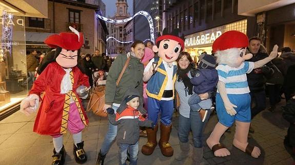 El pasacalles a la altura de la calle Santiago este sábado.