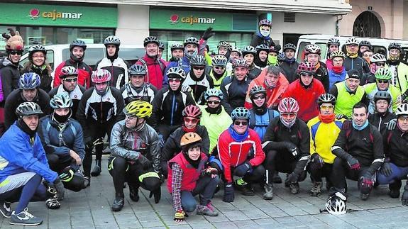 Participantes en la marcha ciclista de Mojados.