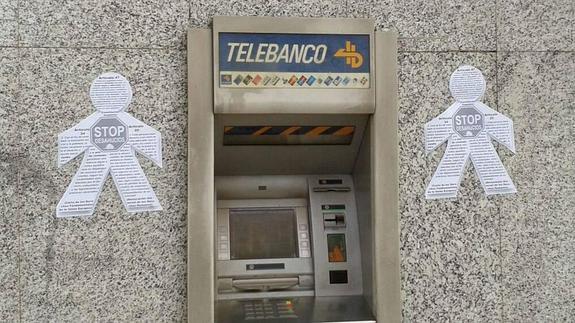 Monigotes pegados por Stop Desahucios con artículos sobre el derecho a la vivienda. 