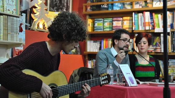 Sesi García recita sus poemas junto al músico Javier Oleaga.