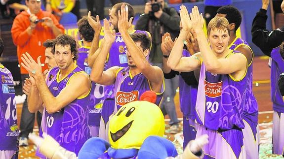 Los jugadores del Quesos Cerrato aplauden al público al término del partido ante el Leyma Coruña, clasificados ya para disputar la Copa Príncipe como anfitriones. 