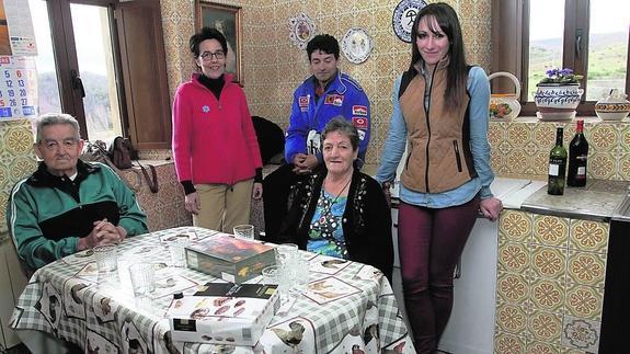 Daniel Gómez y Pilar Onecha, con la responsable del Ceas, Henar Gago, el hijo del matrimonio, Daniel, y la auxiliar Verónica García, detrás de izquierda a derecha.