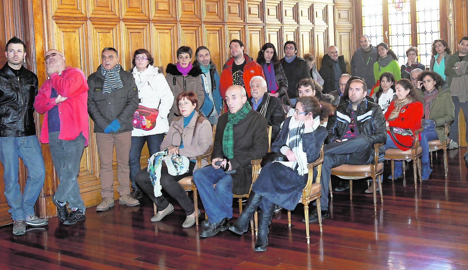 Público asistente al sorteo de los huertos urbanos municipales, celebrado ayer en el Ayuntamiento.