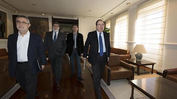 Agustín Prieto, Santiago Aparicio, Ángel Hernández y Juan Vicente Herrera, esta mañana.