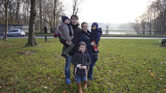 Berta Fuentes, con su marido francés y sus tres hijos, en un parque de París. 