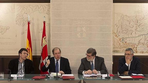 De izquierda a derecha, Ángel Hernández (CCOO), el presidente de la Junta Juan Vicente Herrera, Santiago Aparicio (Cecale) y Agustín Prieto (UGT) tras la firma de varios convenios del Diálogo Social.