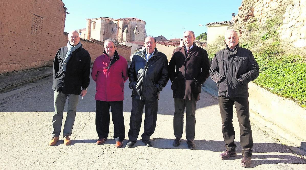 José María Hernández, segundo por la derecha, acompañado por el diputado Jesús Duque, el alcalde de Castrillo de Don Juan y dos miembros de la corporación municipal, en su visita a la localidad.