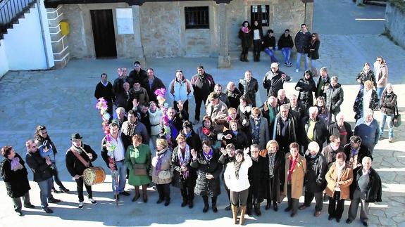 Los vecinos de Nava de Francia, en la Plaza Mayor, celebraron la fiesta de El Perrero en la jornada del 31 de diciembre. 