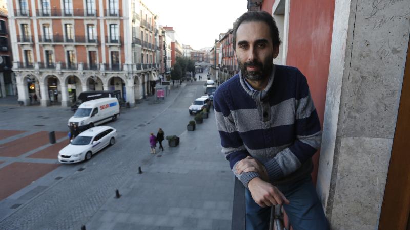Miguel Ángel Ceballos posa en un balcón de la Plaza Mayor de Valladolid.