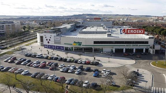Vista general del aparcameitno exterior de Vallsur, donde está proyectada la ampliación. I