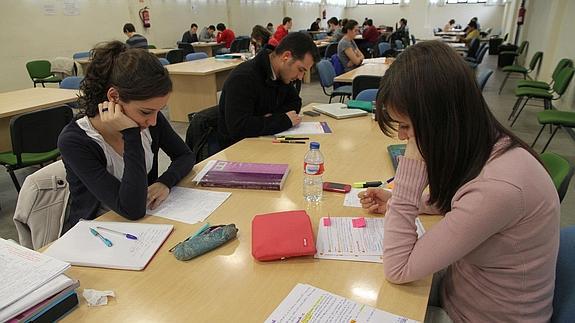 Estudiantes, con sus apuntes, en una de las salas de estudio del Centro Cultural de San José.