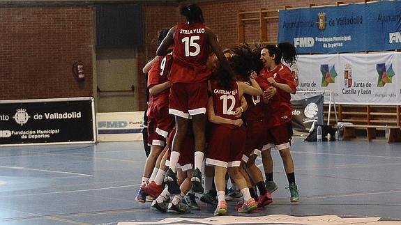 Las chicas de Castilla y León celebran el triunfo ante Canarias.