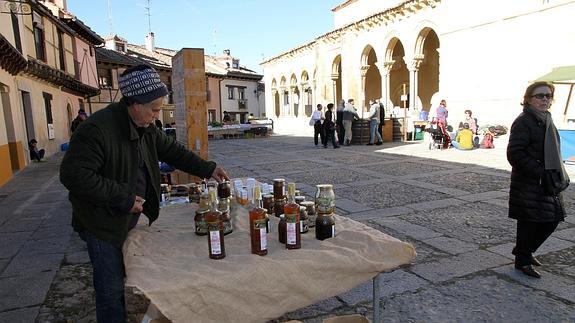 Una productora ecológico ofrecen sus productos en el mercadillo instalado en la plaza del barrio de San Lorenzo.