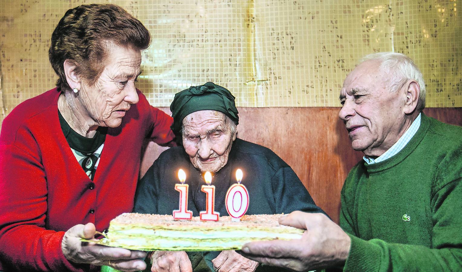 La centenaria Gregoria Benito sopló las velas conmemorativas de su 110 aniversario rodeada de familiares y amigos que quisieron compartir este día con ella.
