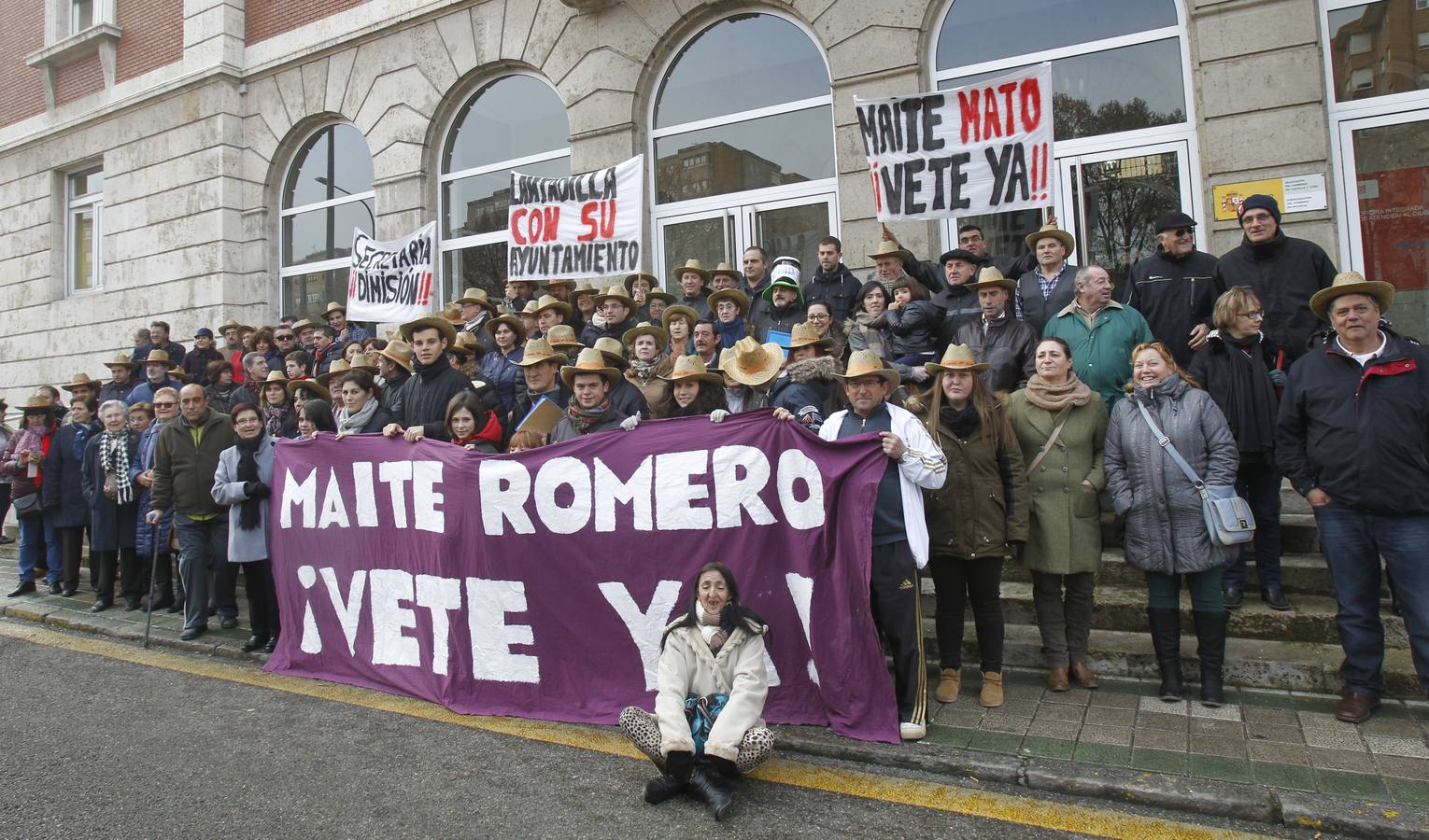 Los manifestantes, en la puerta de la Subdelegación del Gobierno.