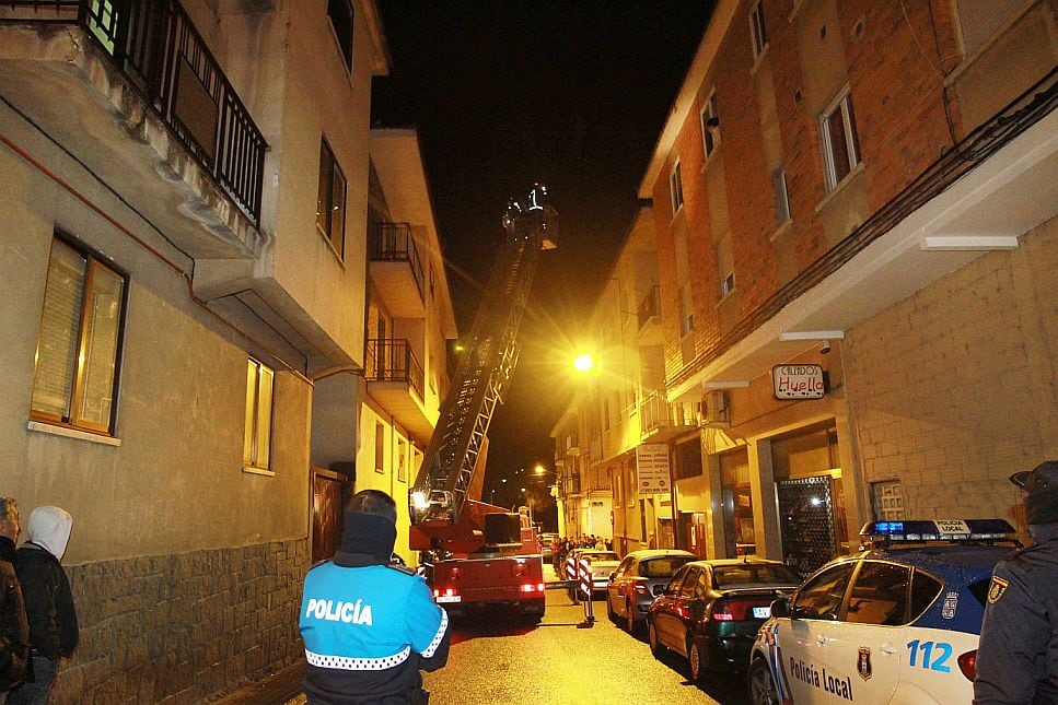 Los bomberos intervienen en el incendio de una chimenea en el barrio de San Lorenzo en enero de 2014.